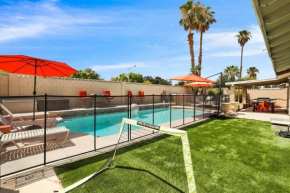 Perfect Group Getaway , Private Pool & Hot Tub, 2 Kitchens, Walk to Dining